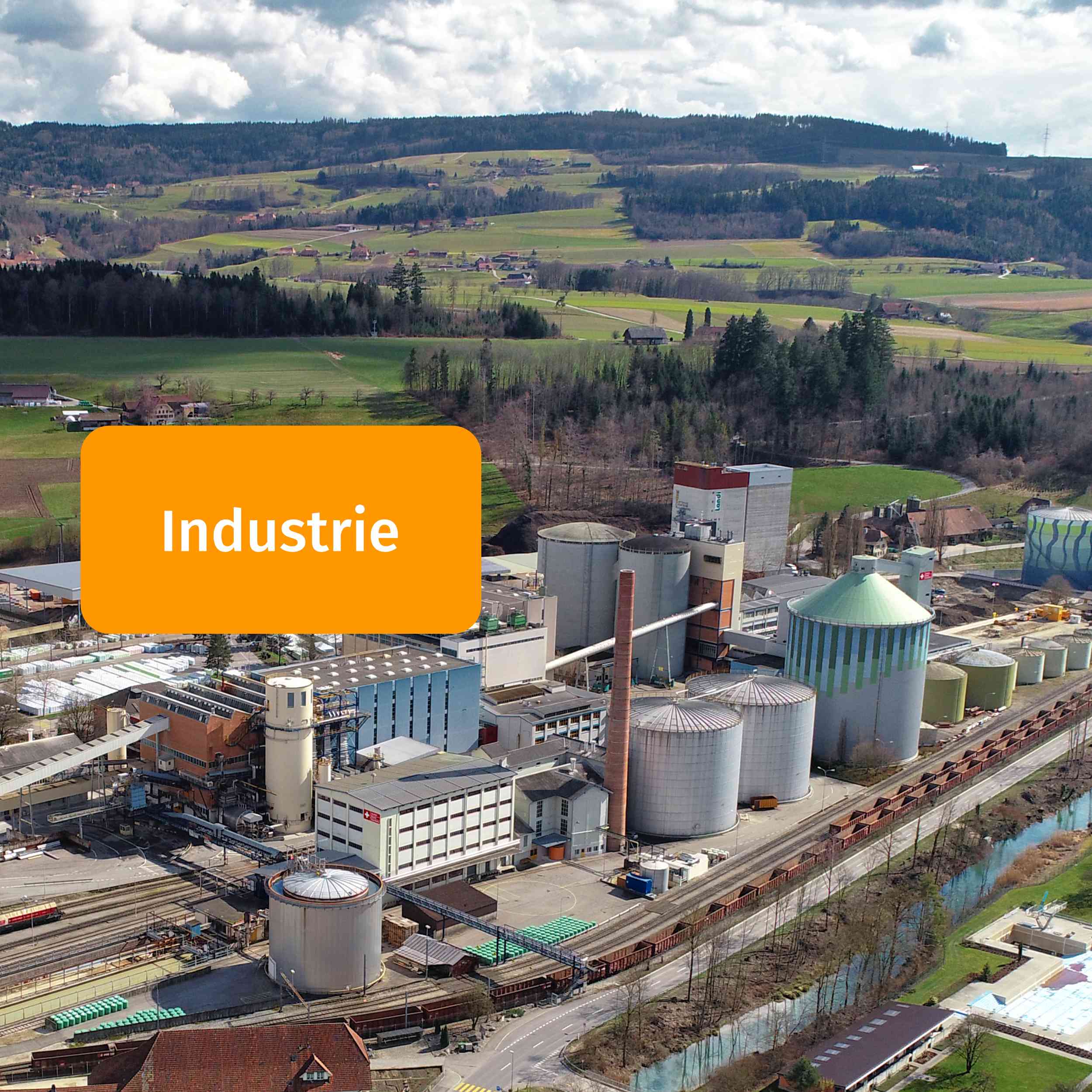 Weitlaeufiger Industriebetrieb mit Fabrikhallen, der für effizientes Energiemanagement mit dem Harvy2 bestens geeignet ist.