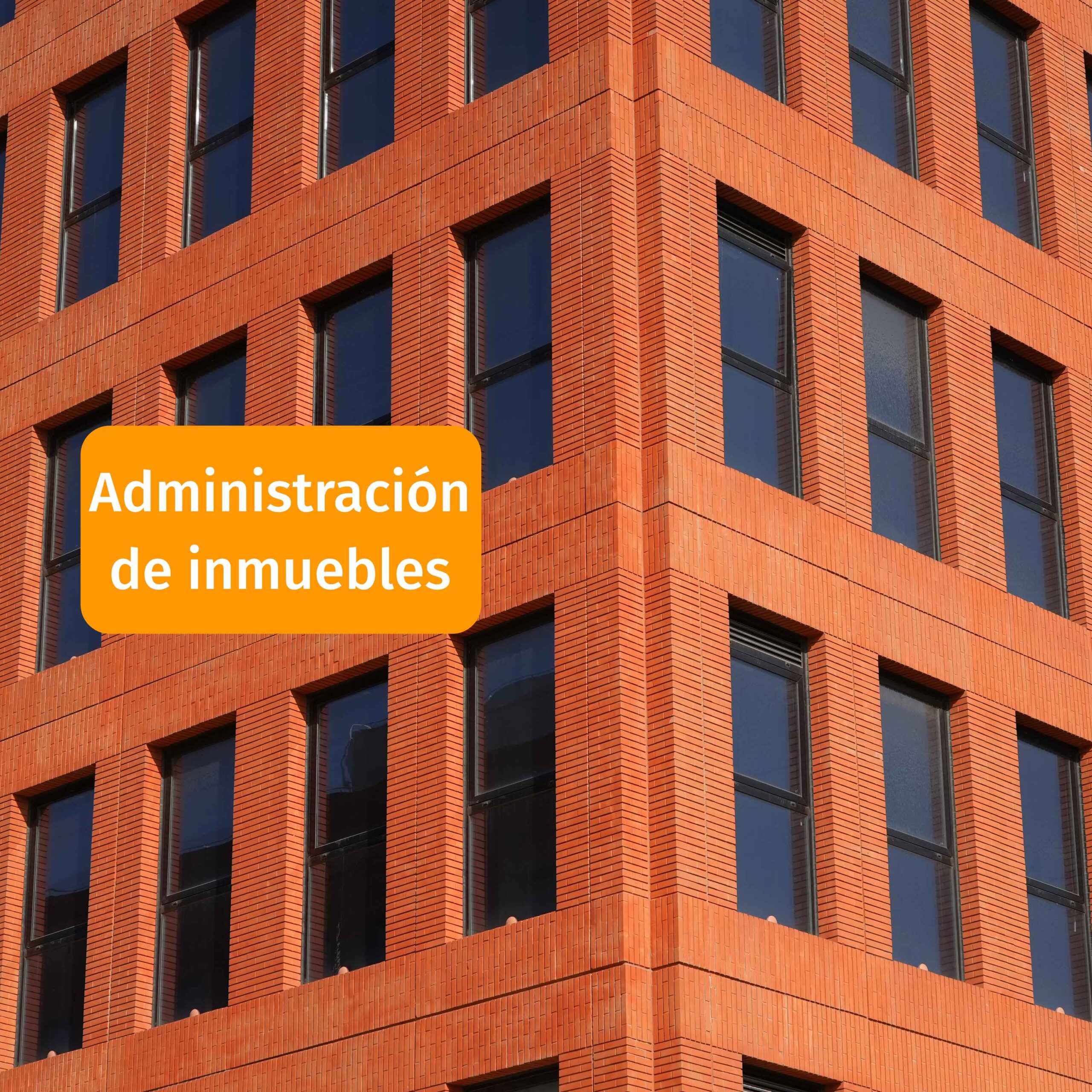 Moderno edificio de oficinas en el que se utiliza el sensor de corriente LoRaWAN Harvy2 para realizar mediciones eficientes de la corriente.